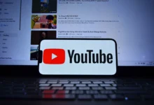 Kanál YouTube na telefonu i notebooku.