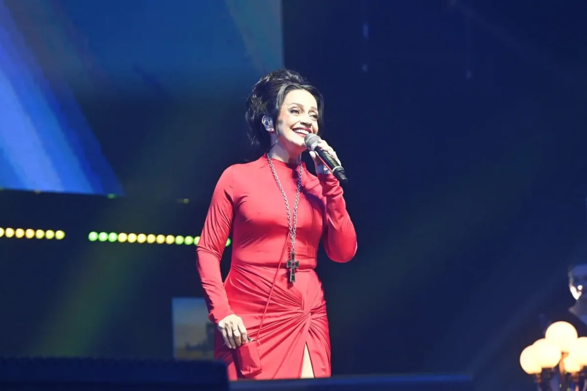 česká zpěvačka Lucie Bílá v červených šatech během svého koncertu