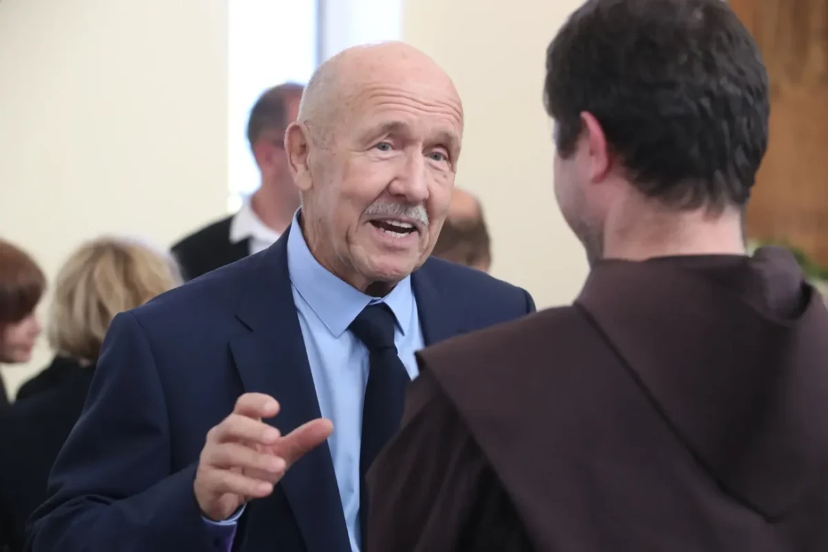 Petr Nárožný si s někým povídá.