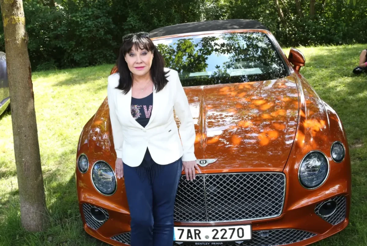 Dagmar Patrasová pózuje u auta.