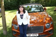 Dagmar Patrasová pózuje u auta.