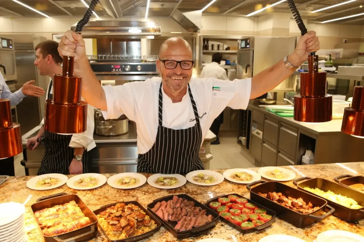 Kuchař má před sebou mnoho jídla.