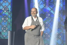 Zdeněk Pohlreich na pódiu.