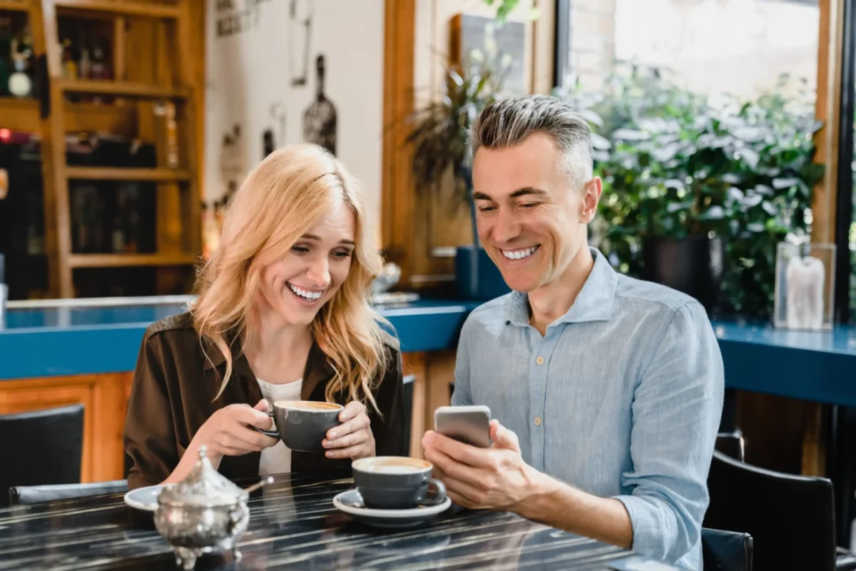 zamilovaný pár na kávě