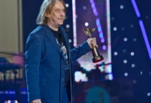 Jaromír Nohavica na pódiu přebírá cenu.