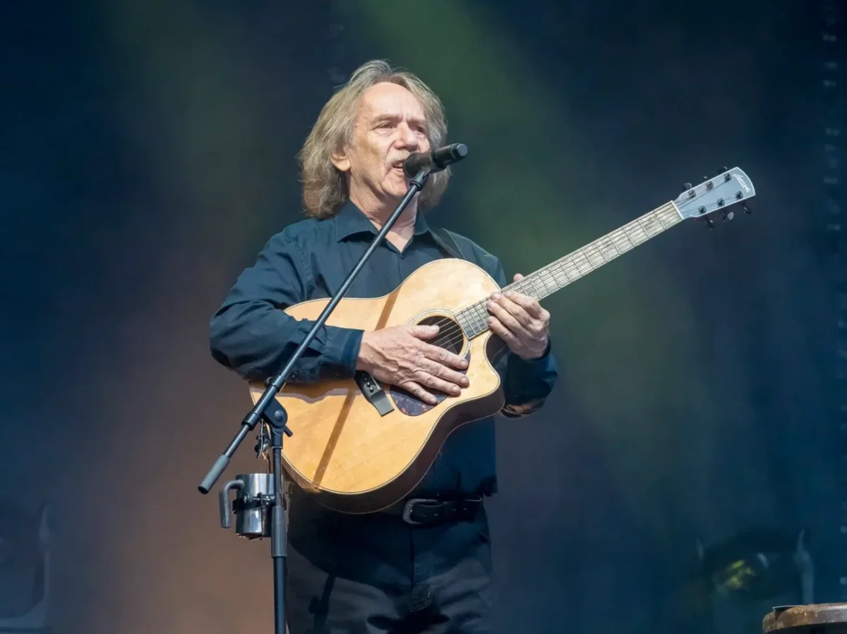 Jaromír Nohavica zpívá a hraje na kytaru.