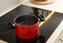 hrnec s vodou je ohřívaný na elektrické plotně