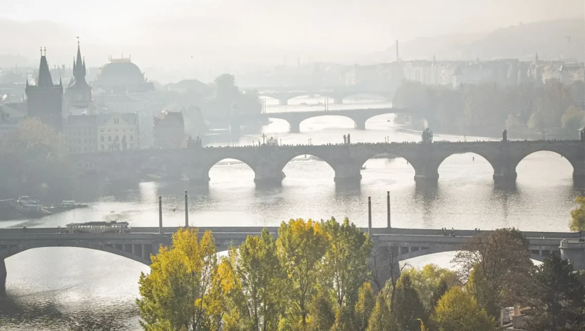 Mosty přes řeku s oparem.