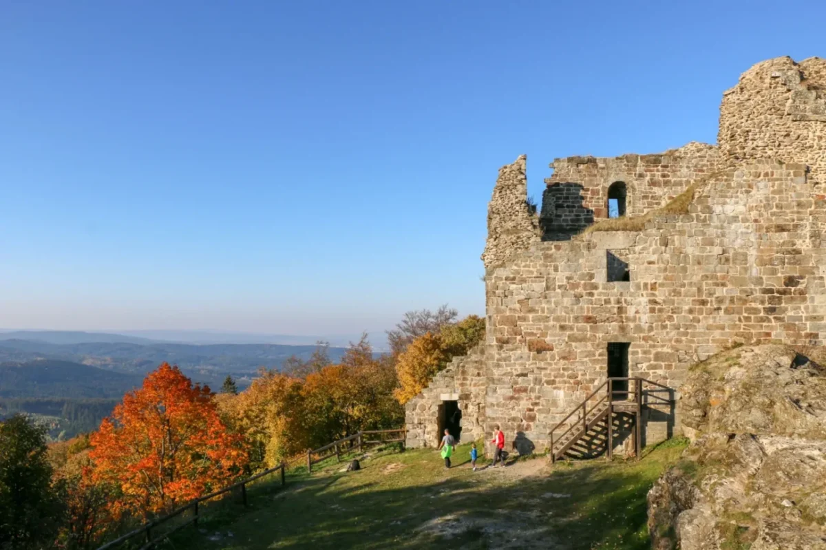 pohled na zříceninu hradu Přimda z bývalého hradního nádvoří