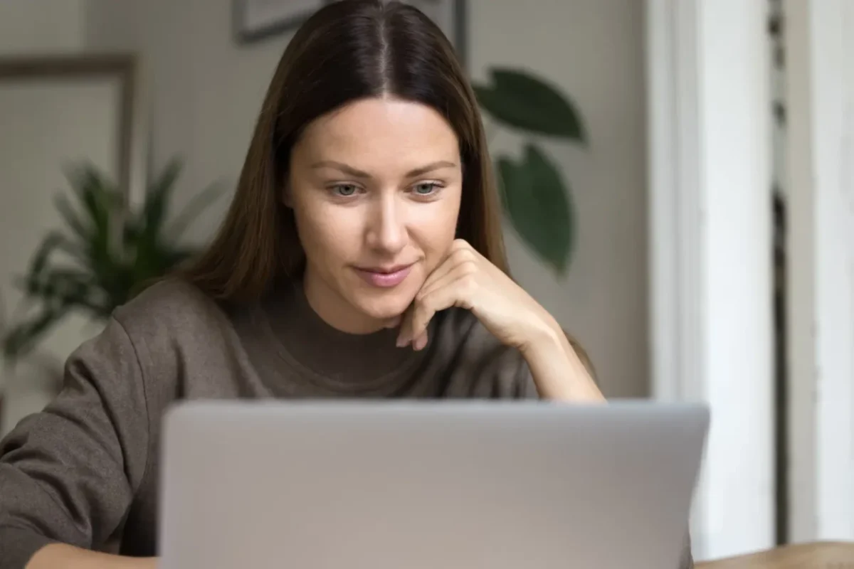 žena přemýšlí u svého laptopu