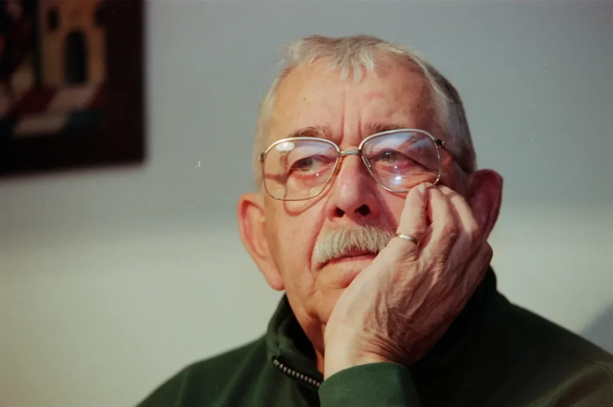 Portrét muže, který si hlavu podpírá dlaní.