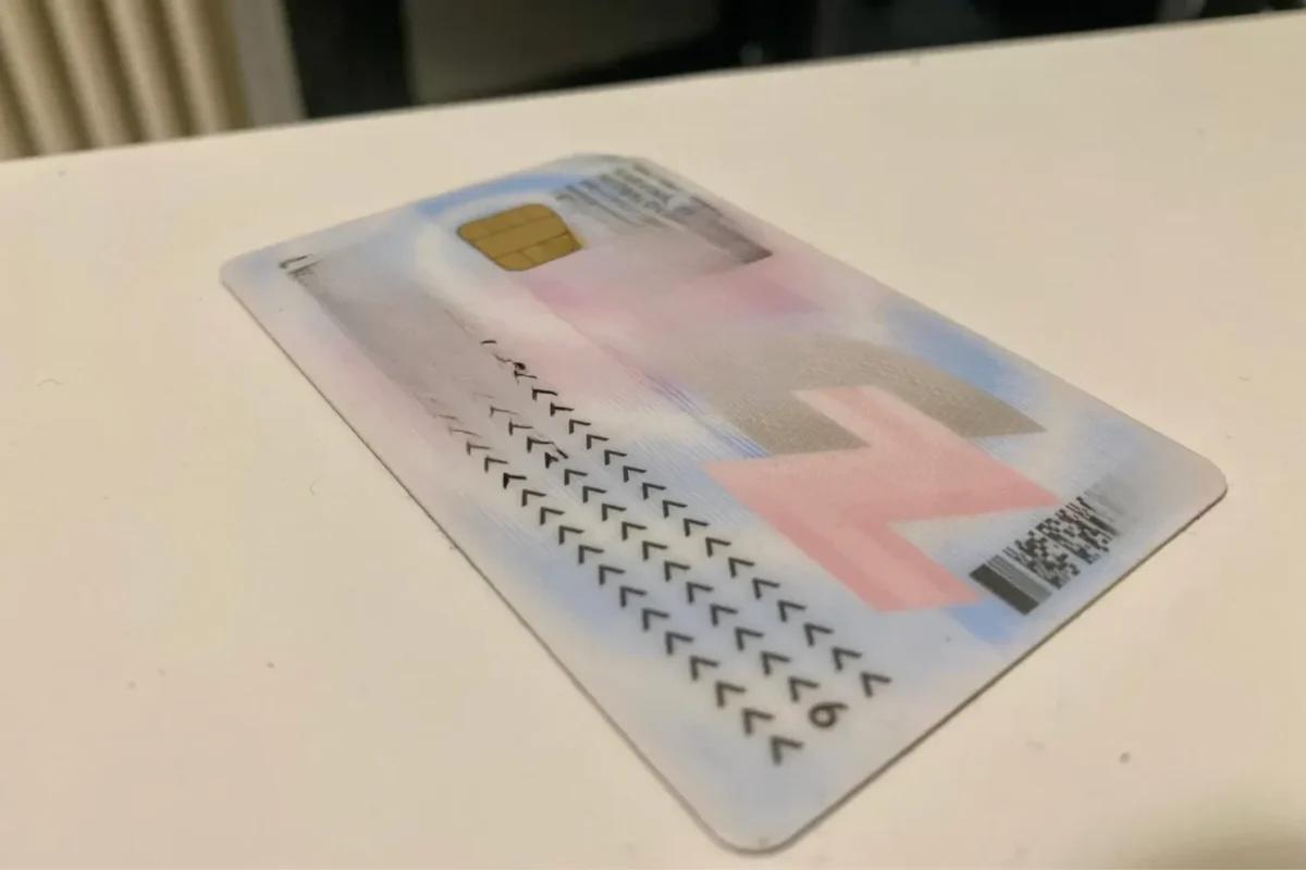 občanský průkaz leží na bílém stole, ilustrační fotografie