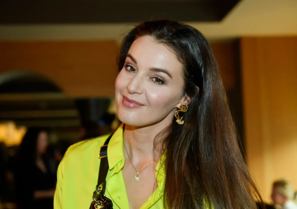 Žena s dlouhými vlasy se usmívá.