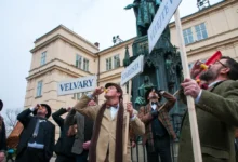 muži oslavují Velikonoce na náměstí