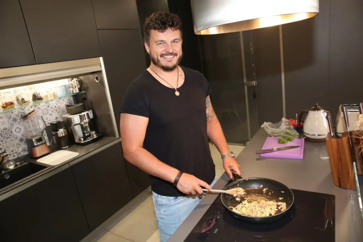 Roman Staša ve svém domě připravuje snídani