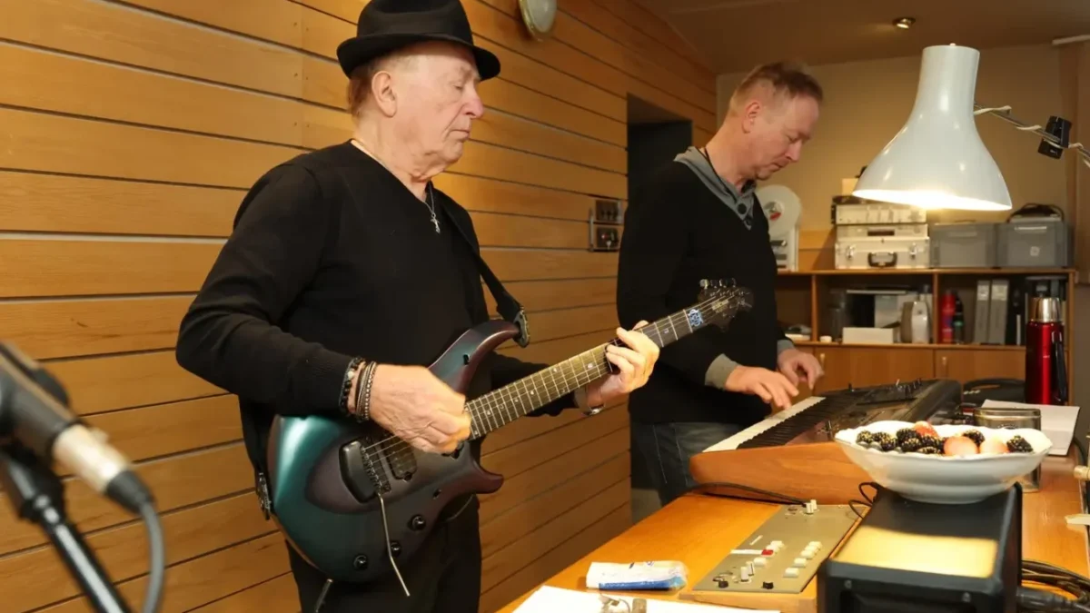 Petr Janda natáčí ve svém domácím studiu