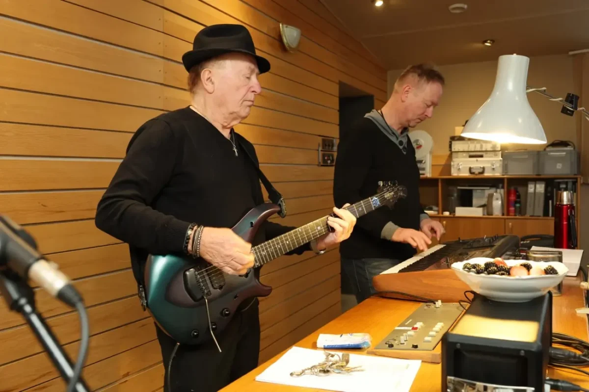 Petr Janda natáčí ve svém domácím studiu