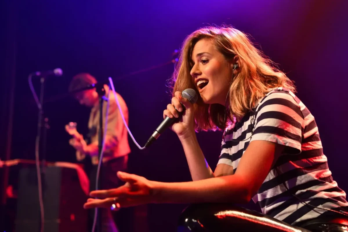 Emma Smetana během koncertu na podiu