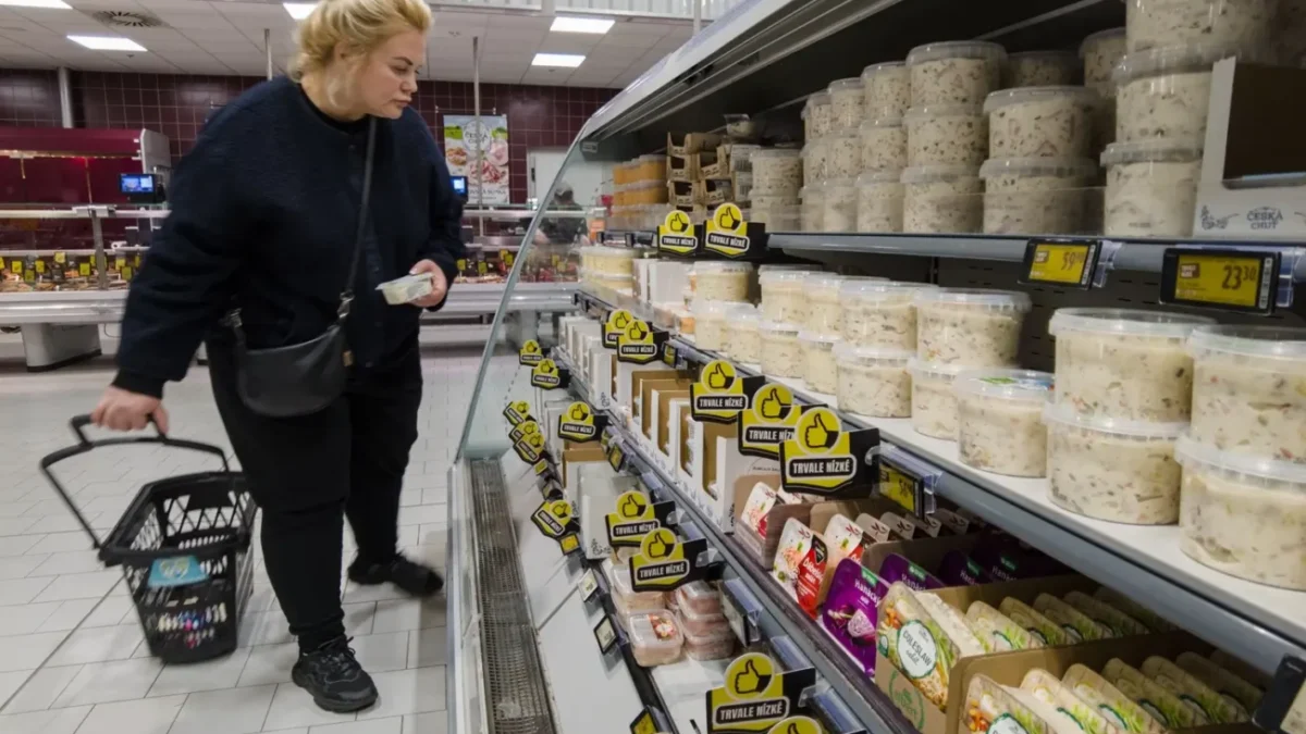 žena nakupuje v supermarketu