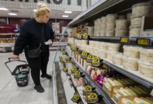 žena nakupuje v supermarketu