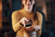 žena zapíná televizi