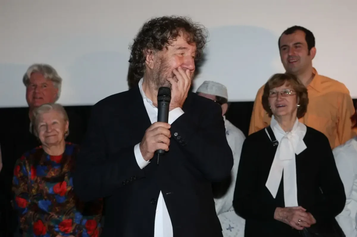 Zdeněk Troška s mikrofonem během premiéry filmu Babovřesky 2