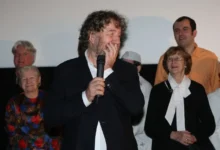 Zdeněk Troška s mikrofonem během premiéry filmu Babovřesky 2