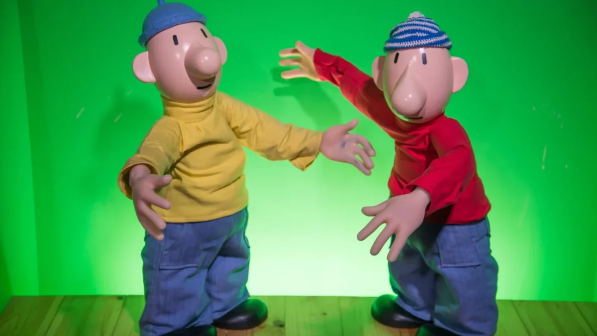 Pat a Mat u zeleného pozadí.