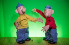 Pat a Mat u zeleného pozadí.