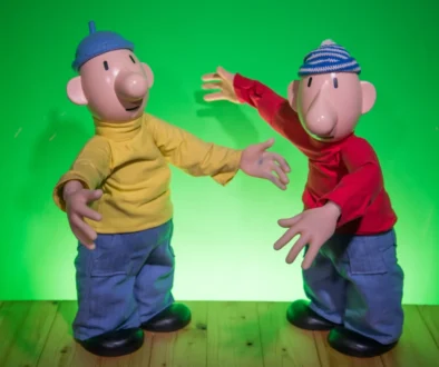 Pat a Mat u zeleného pozadí.