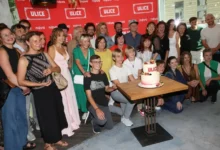 množství herců seriálu Ulice u dortu při oslavě seriálového výročí