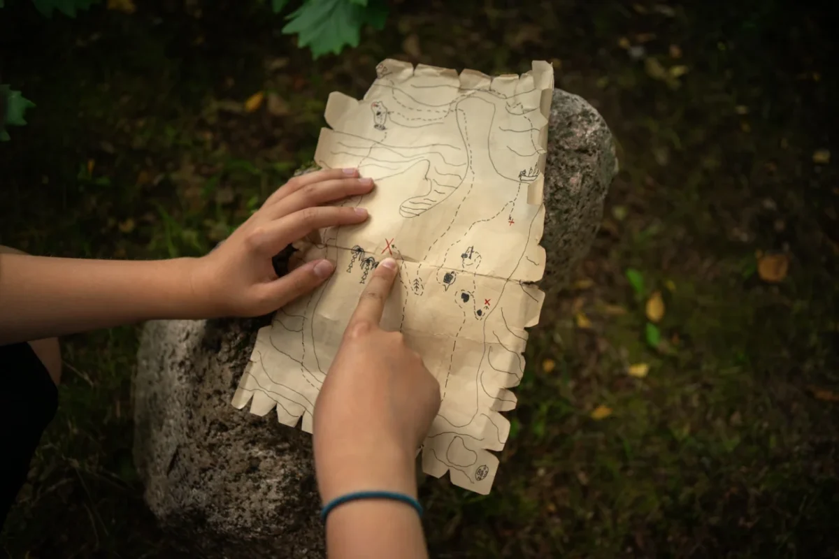 Ruce řešící šifru k pokladu.