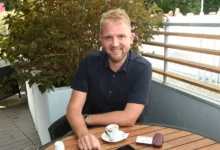 Libor Bouček na kávě vyfocený s úsměvem