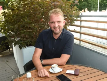 Libor Bouček na kávě vyfocený s úsměvem