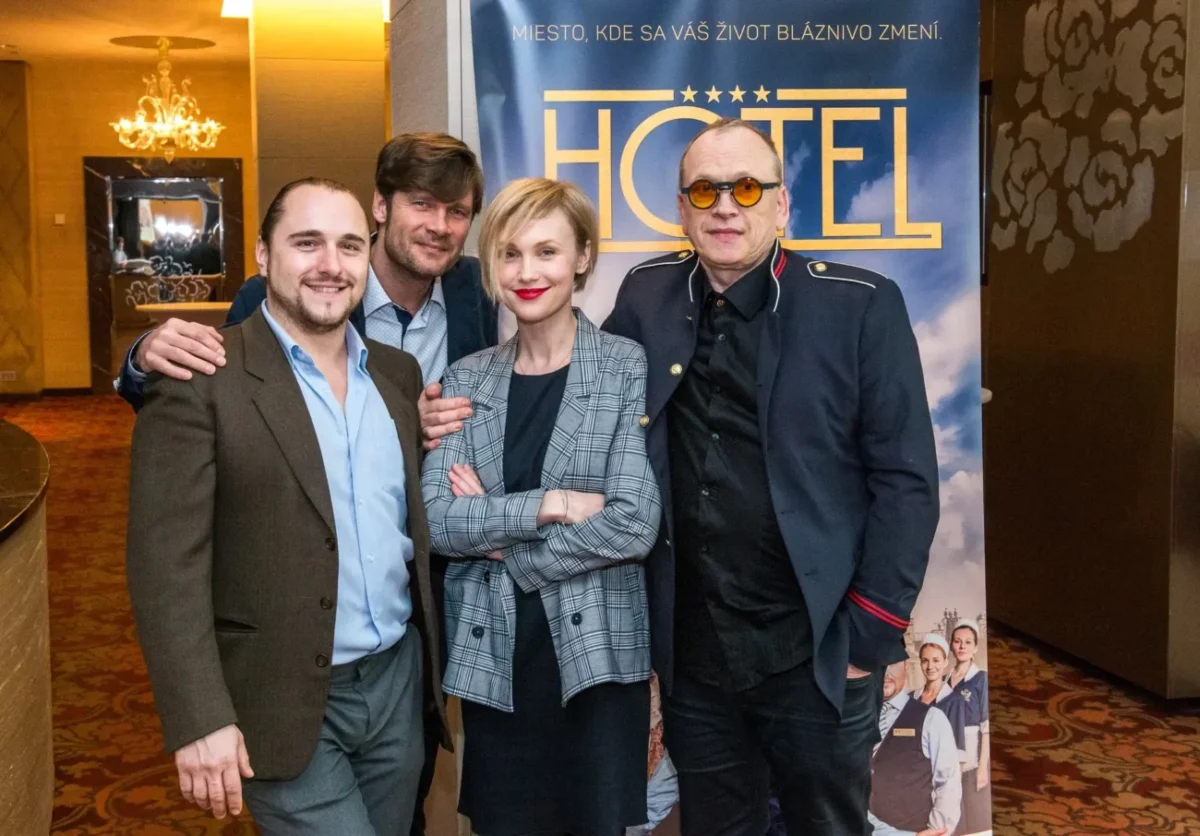 Herec Juraj Ďurdiak z pohádky Princ a Večernice s hereckými kolegy.