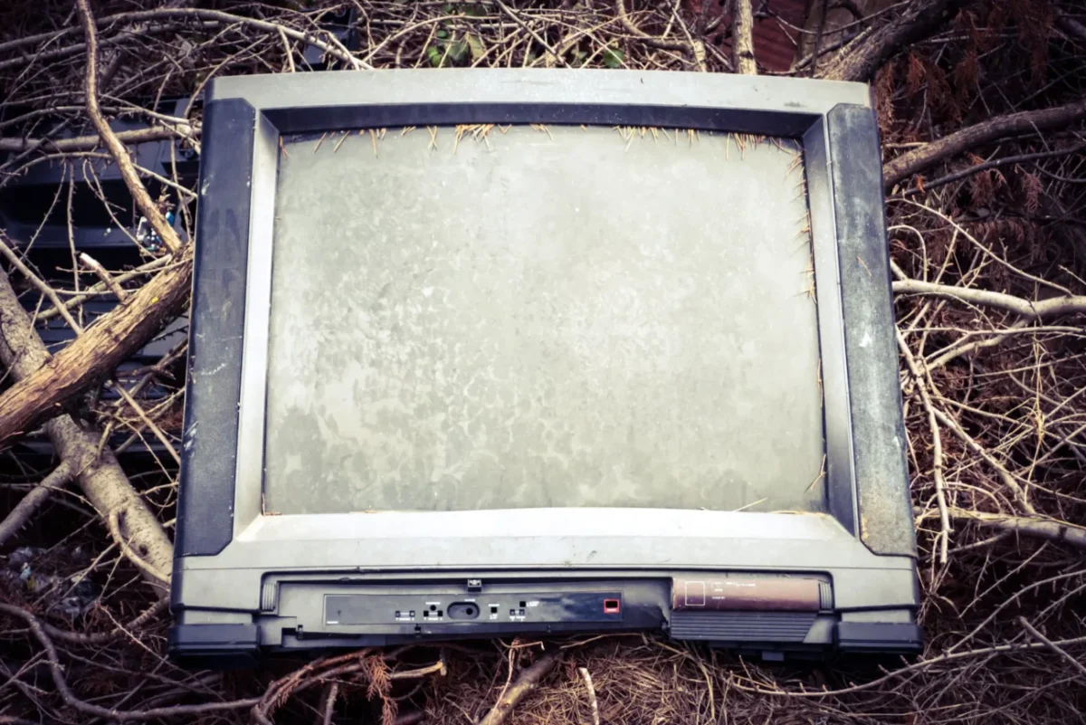 televize retro rozbitá