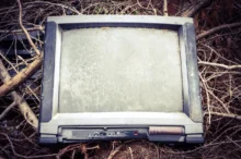 televize retro rozbitá