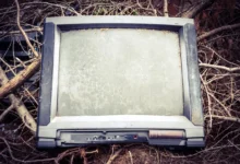 televize retro rozbitá