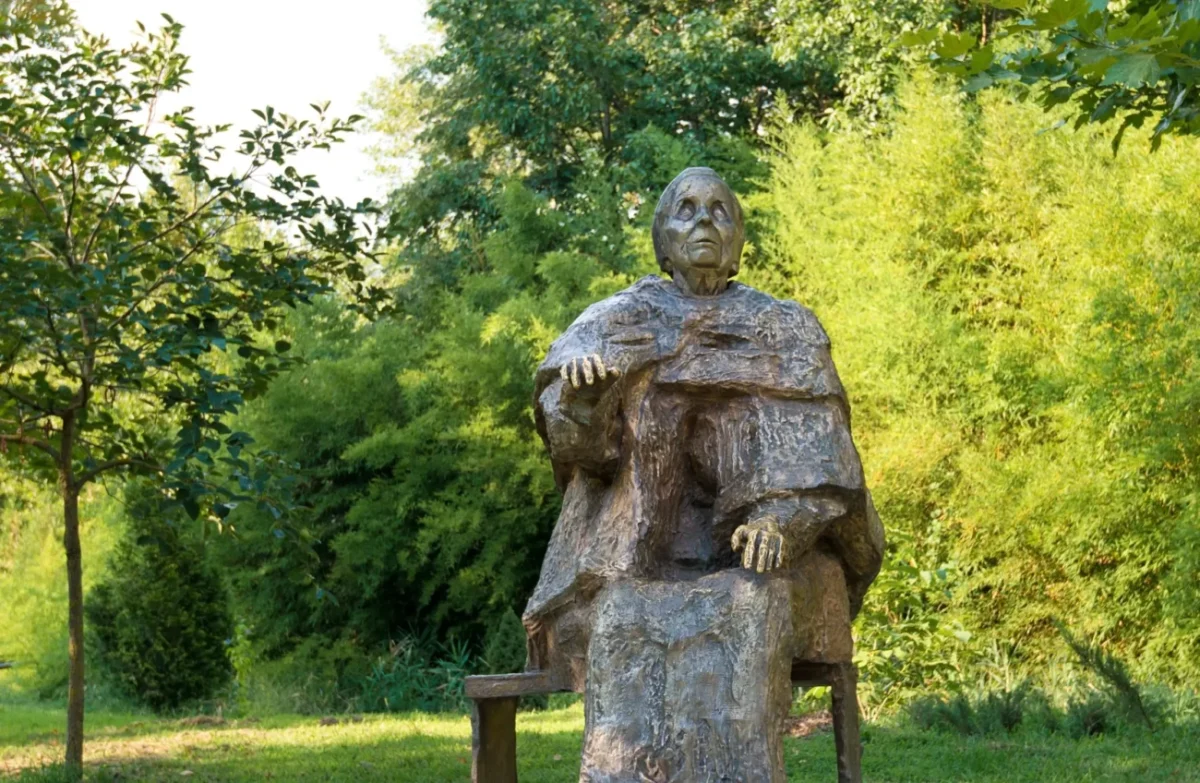 Socha baby Vangy v parku.