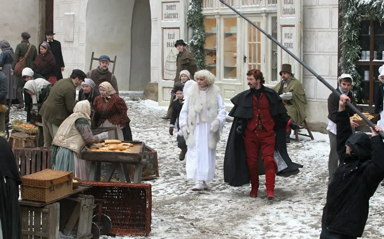profimedia-0272945556 | TVGURU.cz čert s andělem z natáčení Anděl páně 2 se prochází po dvoře hradu v Ledči nad Sázavou.