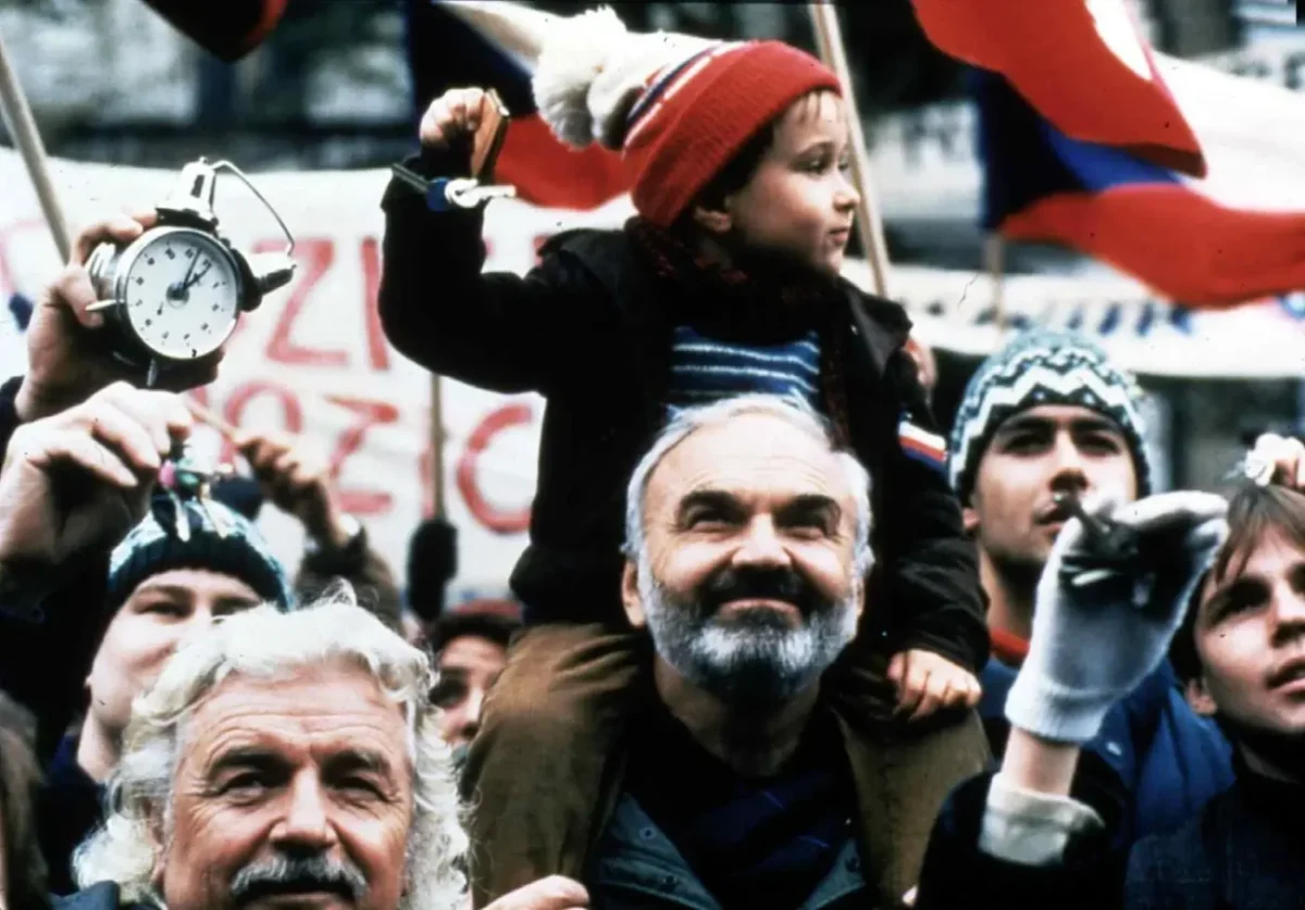 Zdeněk Svěrák a Andrej Chalimon ve filmu Kolja