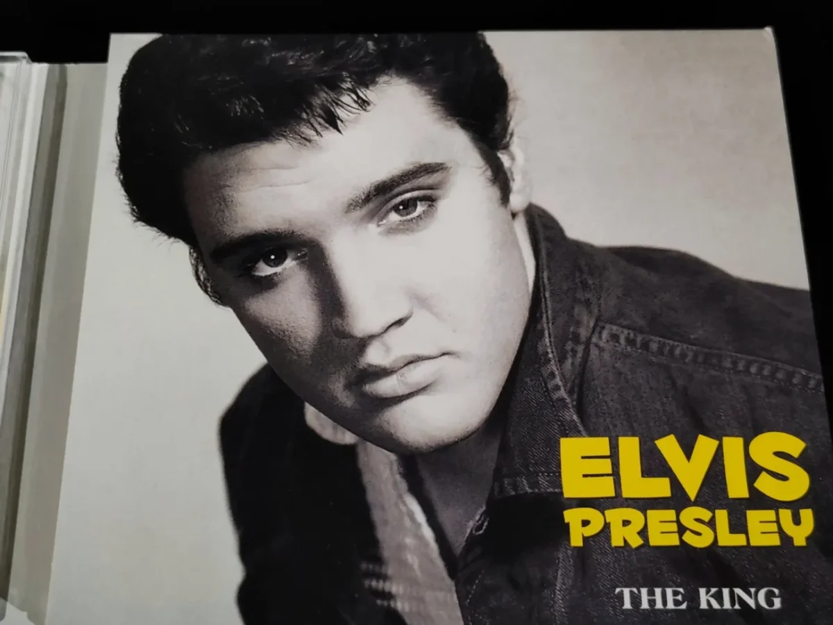 Elvis Presley na obalu gramofonové desky.