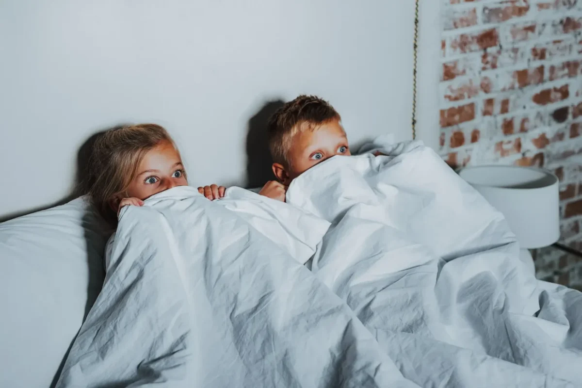 vystrašené děti se dívají na film