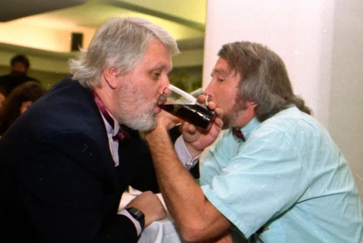 Jiří Wimmer popíjí s Karlem Černochem.