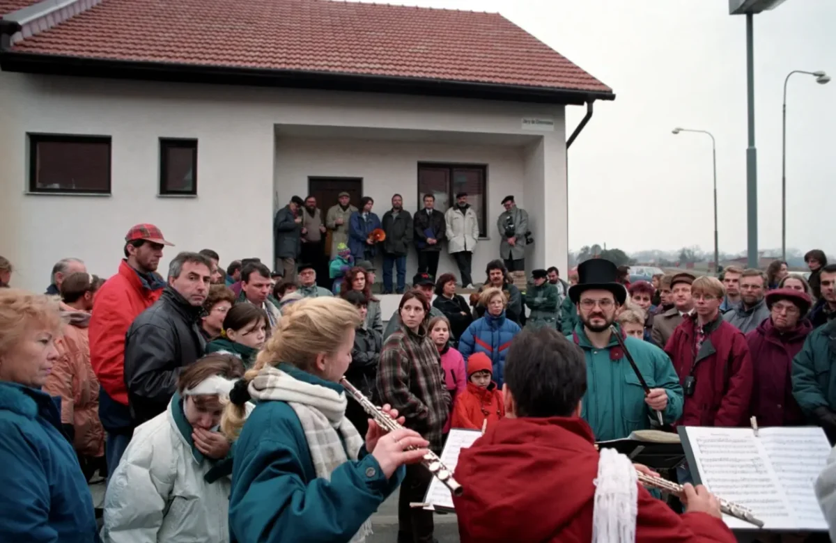 Otevření ulice Járy Cimrmana v roce 1995.