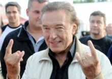 Karel Gott gestikuluje.