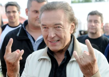Karel Gott gestikuluje.