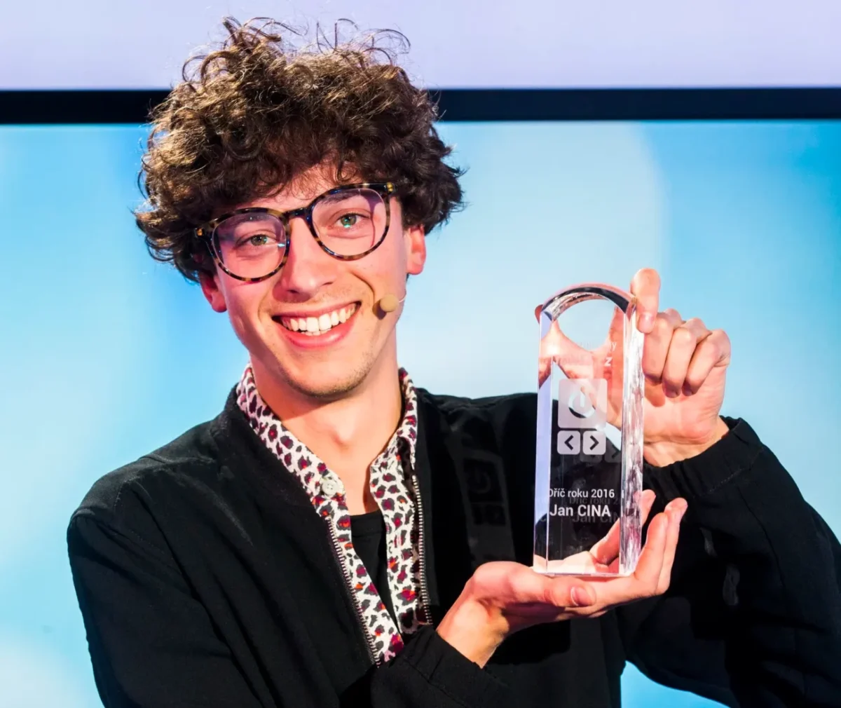 Jan Cina přebírá cenu Dříč roku