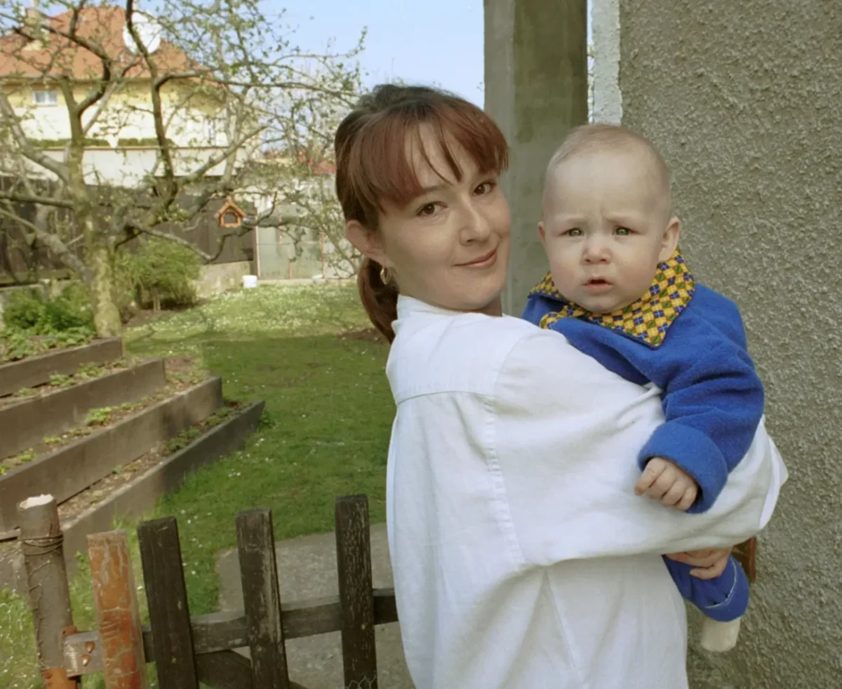 žaneta fuchsová drží dítě