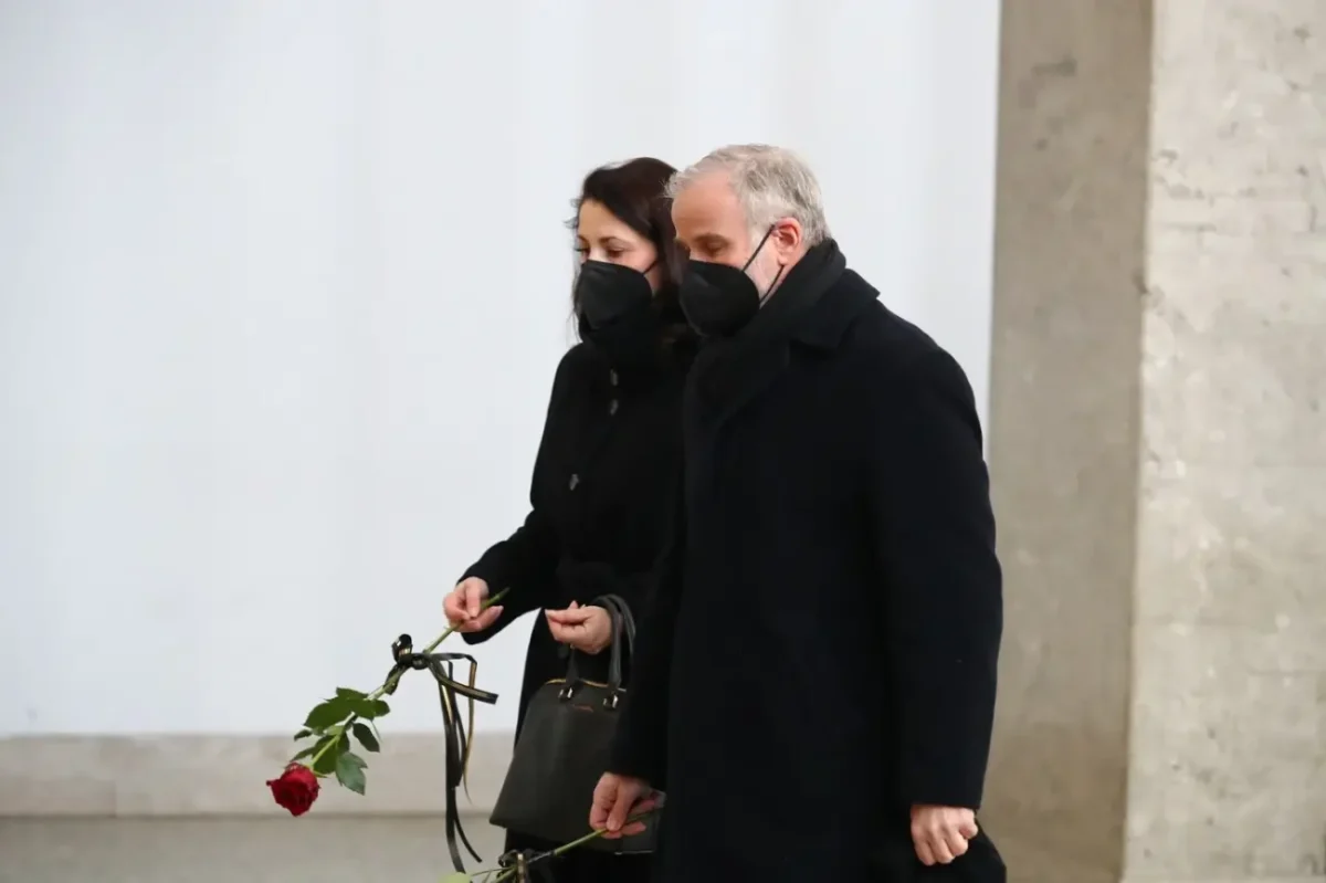 Lukáš Vaculík s Lucií Kršákovou na pohřbu režiséra Dušana Kleina v únoru 2022.